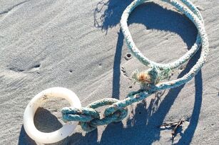 Cuerda verde con anilla de plástico.
