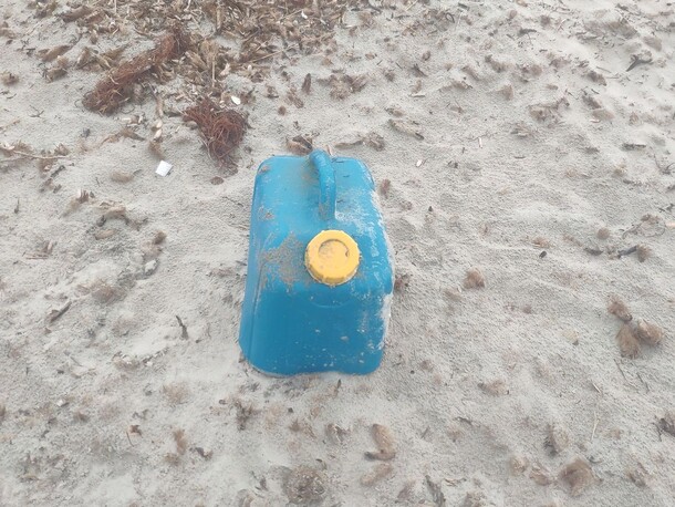 Bote de plástico azul con tapón amarillo.