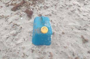 Bote de plástico azul con tapón amarillo.