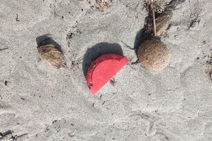 Semicírculo de plástico rojo