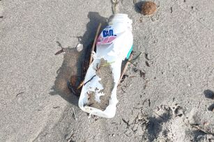 Restos de una botella de plástico de Danone